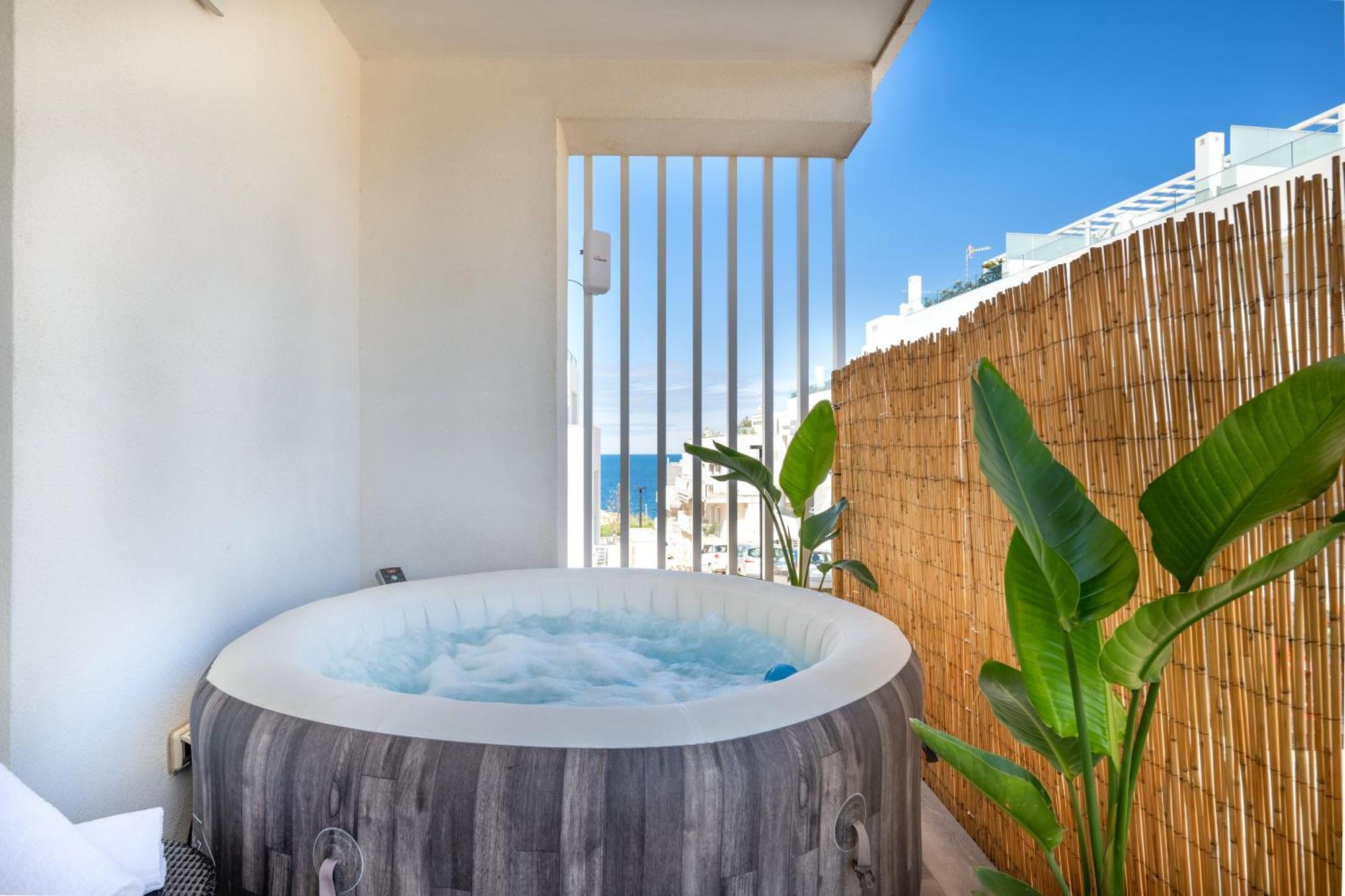 Exclusive Deluxe Apt Up To 6 People & Heated Tub بولينيانو آ ماري المظهر الخارجي الصورة